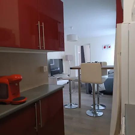 At Chris And Caro's Lägenhet Nîmes