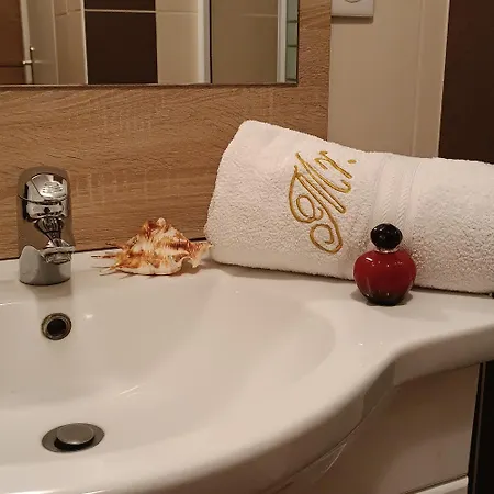 At Chris And Caro's Lägenhet Nîmes